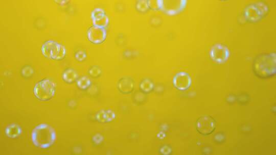 黄色背景下彩色肥皂泡视频素材模板下载