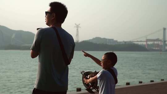 父亲和孩子在海边放风筝【商用需购企业授权视频素材模板下载