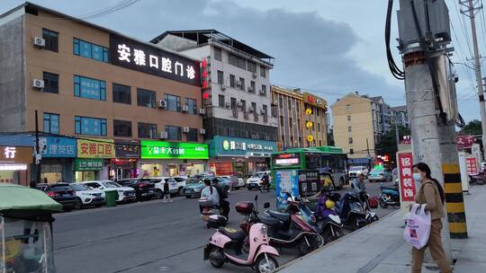 城市街道马路建筑步行街街商铺菜市场人流