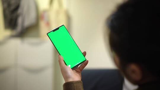 女士使用绿色屏幕绿幕抠像可替换手机