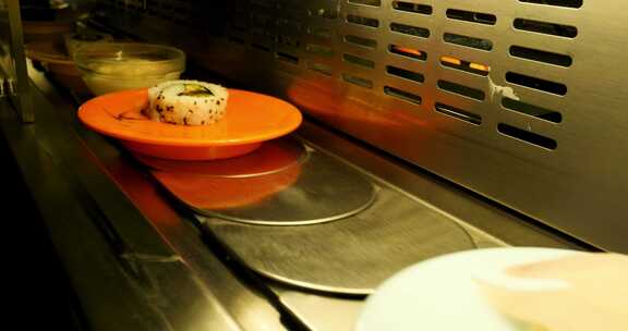 特写日本旋转寿司餐厅里传送带上的食物
