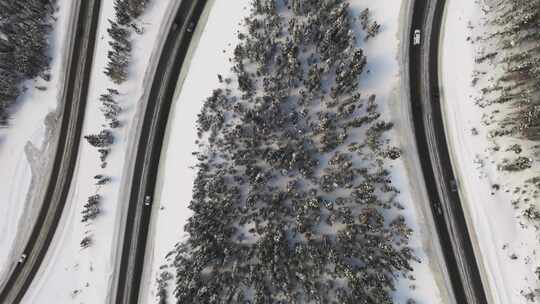 冬季雪后弯道山路上汽车行驶