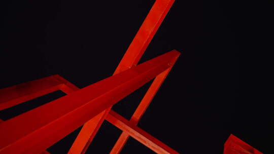 红色 钢铁结构 线条 黑夜  艺术