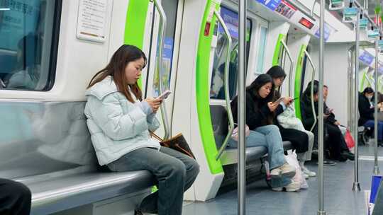 无锡地铁 人玩手机视频素材模板下载
