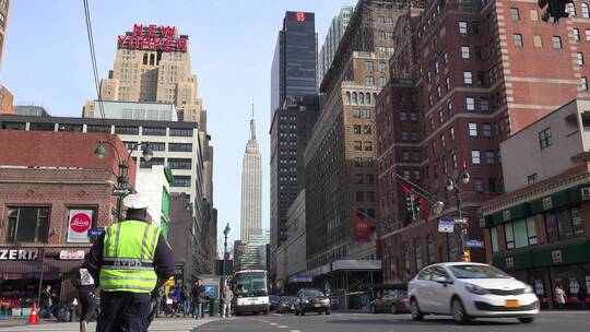 一名纽约警察在路口指挥交通
