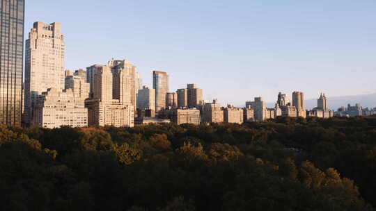 秋秋季节曼哈顿中央公园上空日出时的纽约全景城市景观