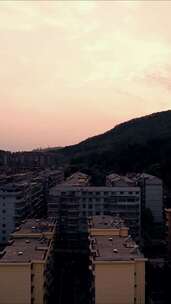 竖版航拍城市夕阳晚霞日落火烧云