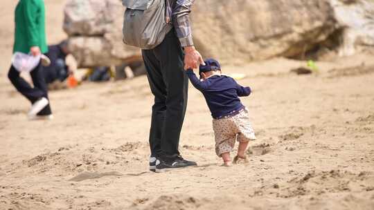 小朋友沙滩玩沙子美好时光