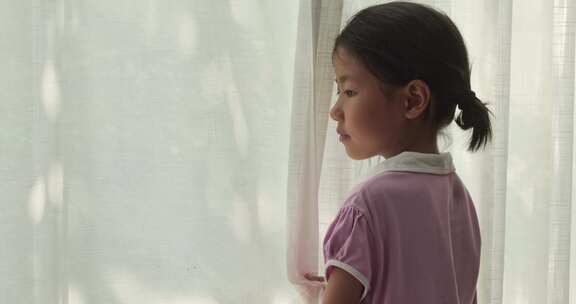 女孩拉开窗帘眺望远方