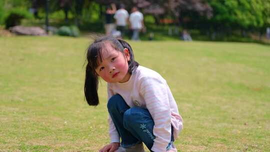 快乐无忧无虑童年玩耍时光公园小孩子小女孩视频素材模板下载