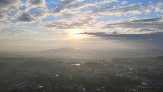 清晨朝霞下的乡村