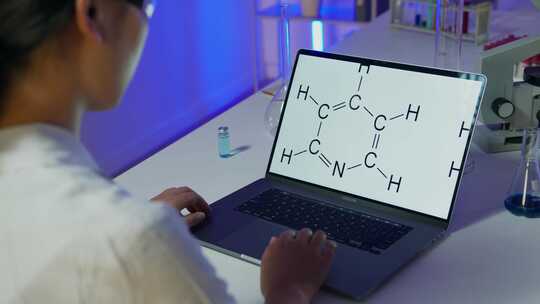 化学家分析实验数据