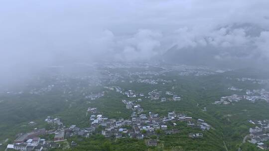 高清航拍四川汉源自然风光云雾缭绕的村庄