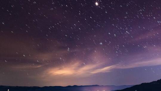 群山中美丽的夜空星空