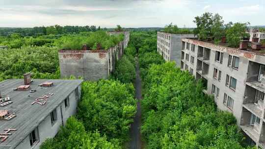 匈牙利Sarmellek村废弃住宅区的鸟瞰图