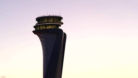 夕阳西下的现代机场塔楼