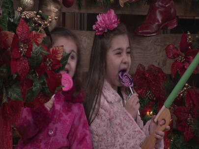 美国 圣诞节 吃棒棒糖的外国小女孩笑脸