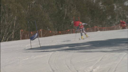 滑雪者快速滑下山坡视频素材模板下载
