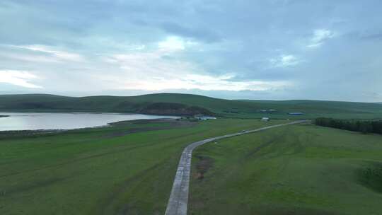 航拍夏日草原早晨道路人家