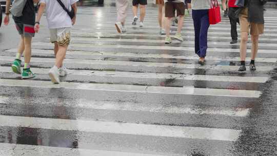 下雨天城市人流人群斑马线过马路暴雨天气