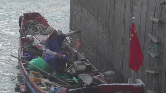 舟山东极岛渔民卖鱼