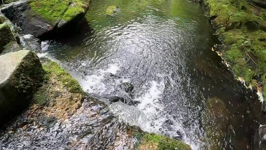 瀑布流过岩石视频素材模板下载