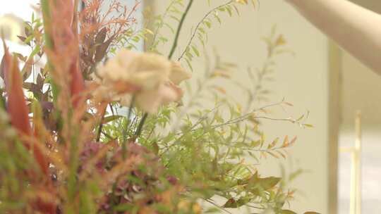 插花师在插花，花店手工花艺