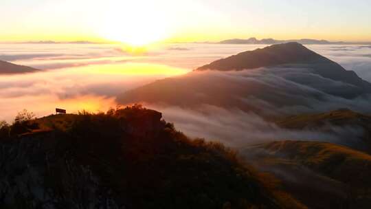 日出山巅 红光铺洒 天地苏醒 云雾升腾