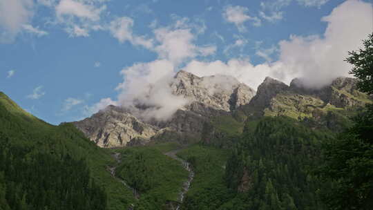 川西结斯沟山谷河流云雾雪山风光实拍