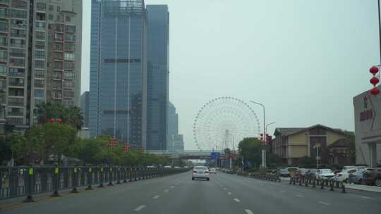 汽车窗外摩天轮风景道路交通城市建筑风光