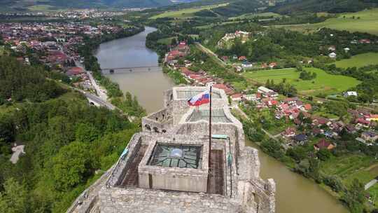 斯洛伐克斯特里克诺村城堡里的斯洛伐克国旗