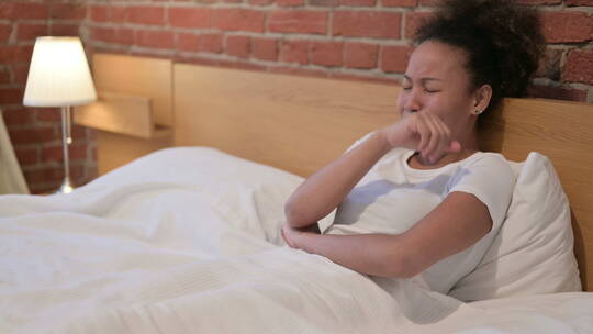 女人坐在床上哭泣视频素材模板下载