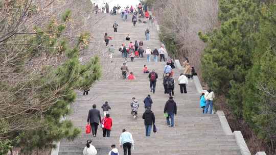 年轻人旅游 大山 户外阳光 徒步登山