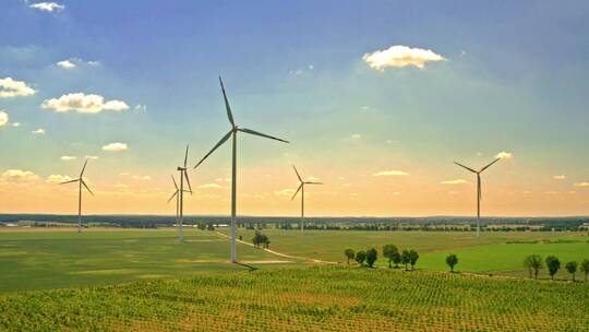 阳光明媚的夏季波兰鸟瞰图中的大型风力涡轮机