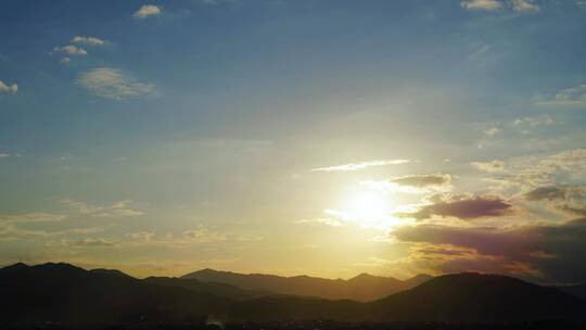 傍晚天空夕阳山日落延时黄昏山峰山脉阳光云视频素材模板下载