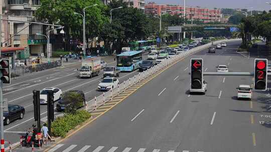 城市道路交通早高峰车流