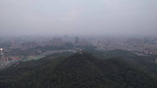 雾霾中的山岭