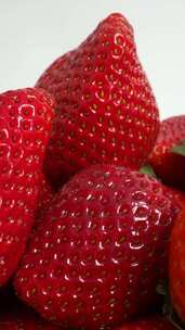 新鲜成熟的草莓