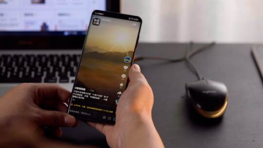 使用手机玩手机刷抖音微看博微信聊天看热点视频素材模板下载