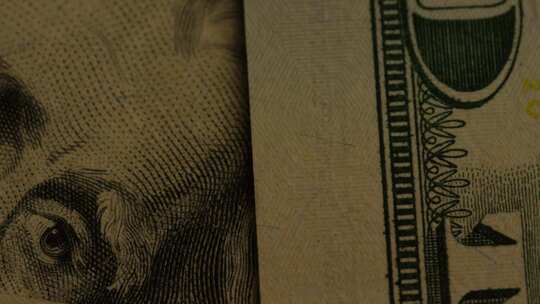 美国鹰盾背景下美国纸币的旋转镜头视频素材模板下载