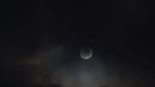 夜晚月亮乌云飘过夜黑风高晚上黑夜天空明月视频素材模板下载