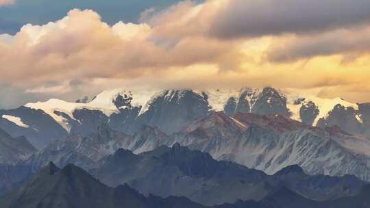 川西乌库楚雪山观蜀山之王贡嘎山群峰晚霞视频素材模板下载