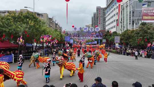 贵州望谟街头民俗舞狮表演
