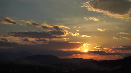 山上日落实拍傍晚黄昏夕阳唯美乡村天空晚霞