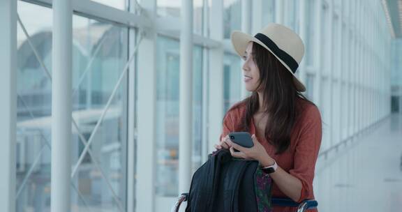 妇女在机场使用手机