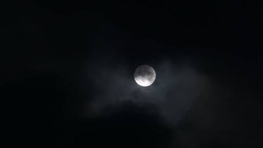 夜晚月亮乌云飘过夜黑风高晚上黑夜天空明月视频素材模板下载
