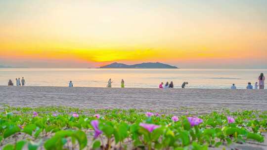 海南三亚海棠湾海岸线上的唯美沙滩日出