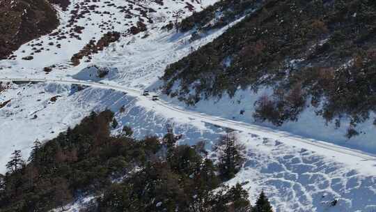 航拍雪后公路行车