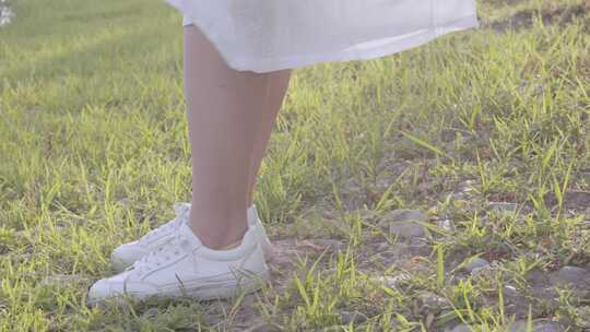 女孩脚步，光脚走在草地上