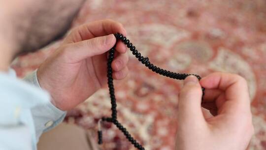 穆斯林教徒用手转动珠子视频素材模板下载